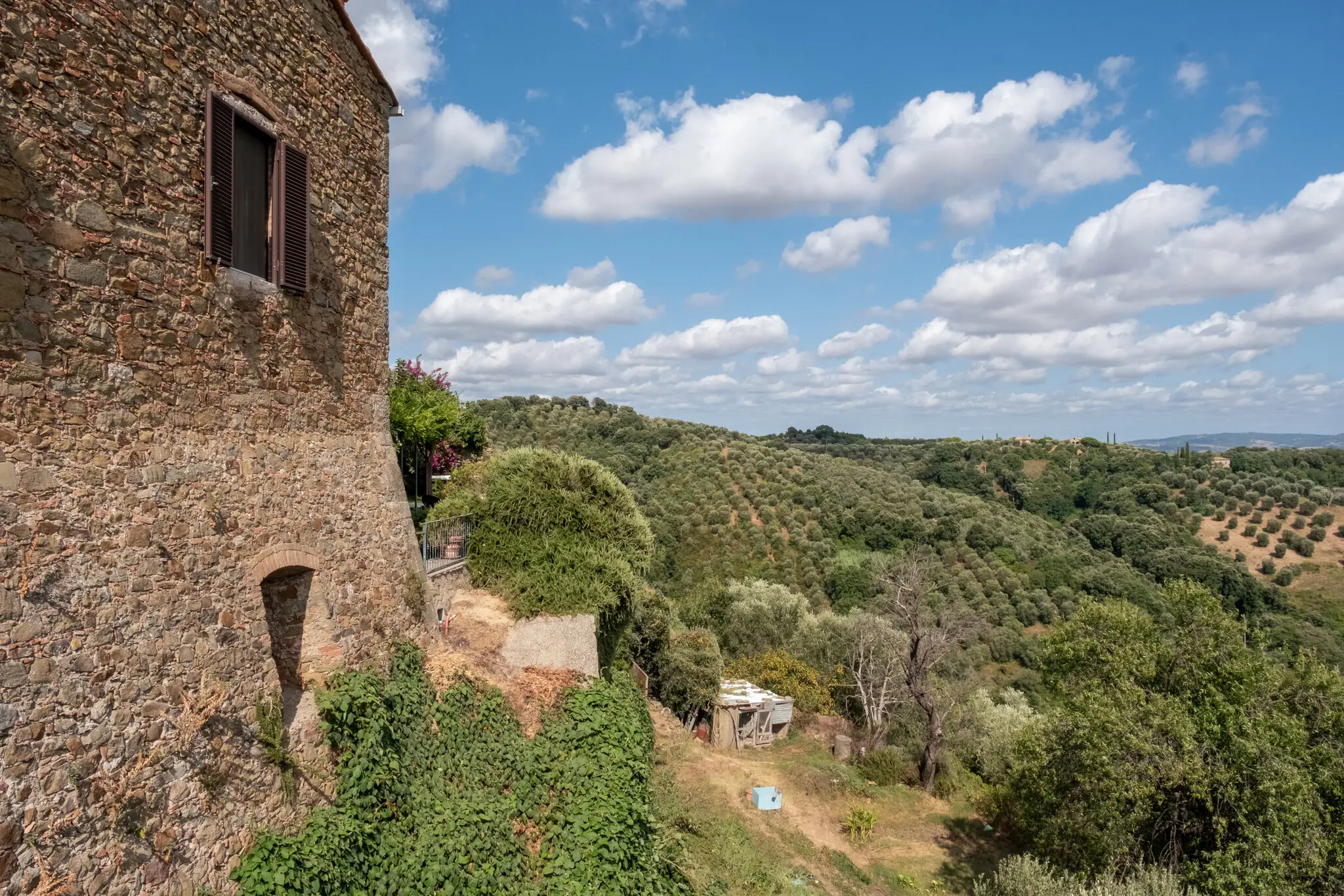 Locanda Sospesa, невеликий готель, створений Джонні Петруччі та Елізабет Сільвестрі в Переті, виходить вікнами на сільську місцевість.